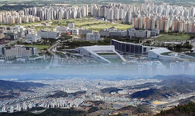 충남도청 전경 [충남도 제공] (위) 식장산에서 바라본 대전. 연합뉴스 제공 (아래)
