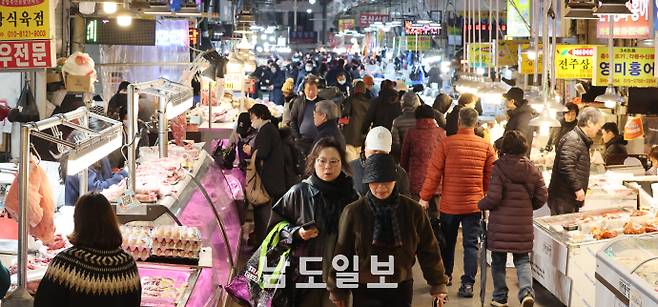 설 앞두고 북적이는 양동시장설 연휴를 앞둔 10일 광주 서구 양동시장이 명절 제수용품을 구입하려는 시민들로 북적이고 있다. /임문철 기자 35mm@namdonews.com