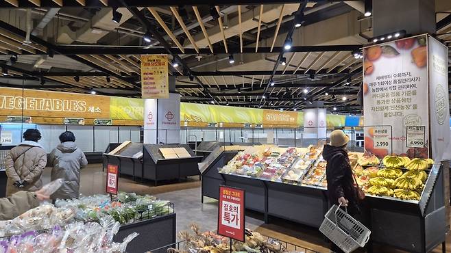 10일 폐업을 하루 앞둔 홈플러스 울산남구점에서 손님들이 마지막 장을 보고 있다.