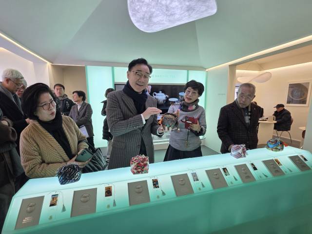 하동군은 9일 부산 광안리에서 하동 야생차의 가치와 차 문화를 즐길 수 있는 복합문화공간 ‘별천지 하동 차문화관(HADONG TEA POCKET)’ 개관식을 가졌다. 하동군 제공