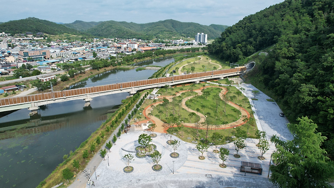 ▲ 경북 의성군 의성읍 남대천 일원에서 하천과 도시숲, 산책로가 연결된 둘레길과 공원 공간이 생활형 걷기 인프라로 조성돼 읍내 전경과 함께 한눈에 들어오고 있다. 의성군