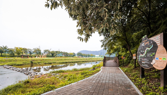 ▲ 경북 의성군 의성읍 남대천 둘레길 구간에서 하천을 따라 조성된 보행로와 목교, 안내 표지판 등 산책 인프라가 정비된 모습이 확인되고 있다. 의성군