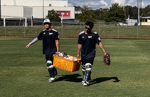 외야 훈련을 마친 두산 포수들(사진=두산)