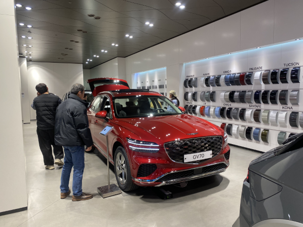 방문객들이 전시된 GV70을 구경하고 있다. / 사진=송선웅 기자