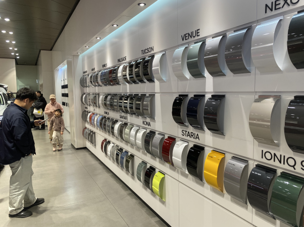 아이와 방문한 고객들이 매장을 둘러보고 있다. / 사진=송선웅 기자