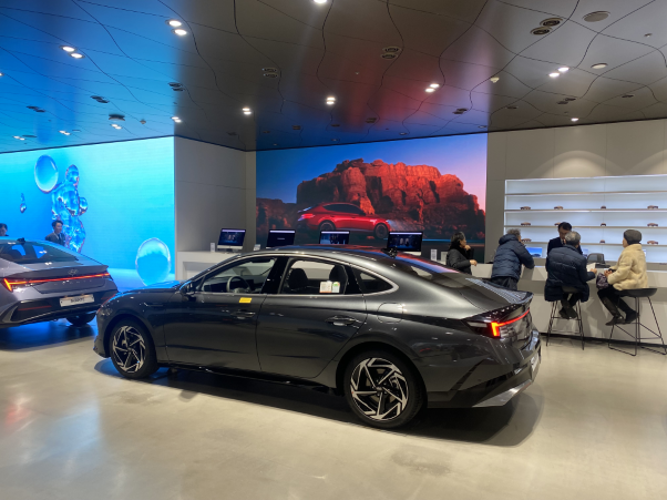 고객이 직원 상담을 받고 있다. / 사진=송선웅 기자