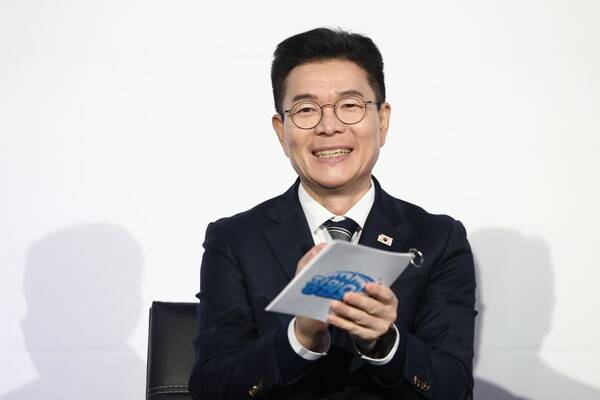 정원오 성동구청장이 8일 서울 올댓마인드 문래에서 열린 북콘서트에서 손뼉 치고 있다. 2026.2.8. 연합뉴스