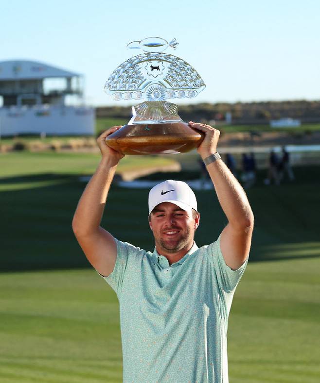 크리스 고터럽이 9일(한국시간) 끝난 PGA 투어 WM 피닉스 오픈에서 시즌 두 번째 우승을 차지한 뒤 트로피를 들어 올리고 있다. (사진=AFPBBNews)