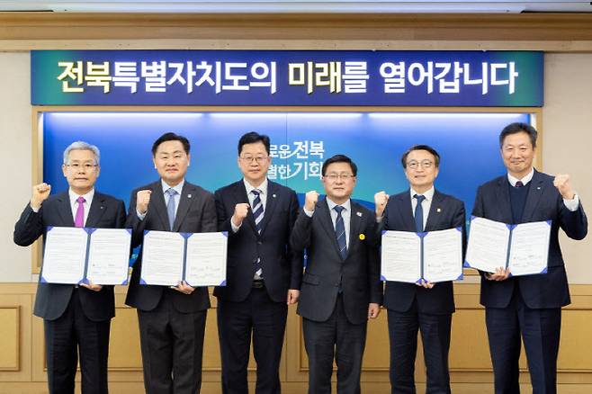 9일 전주 전북도청에서 진행된 새만금 수상태양광 사업 조기 추진 업무협약(MOU)에서 주요 참석자들이 기념촬영하고 있다.(왼쪽부터) 김동철 한국전력공사 사장, 김관영 전북도지사, 안호영 국회 기후에너지환경노동위원장, 김성환 기후에너지환경부 장관, 김의겸 새만금개발청장, 전대욱 한수원 사장 직무대행. (사진=기후부)