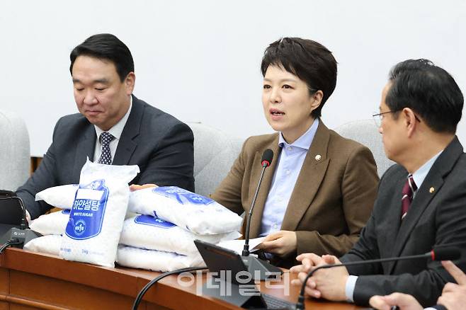 [이데일리 노진환 기자] 김은혜 국민의힘 의원이 3일 오전 서울 여의도 국회에서 열린 원내대책회의에서 설탕세 관련 발언을 하고 있다.