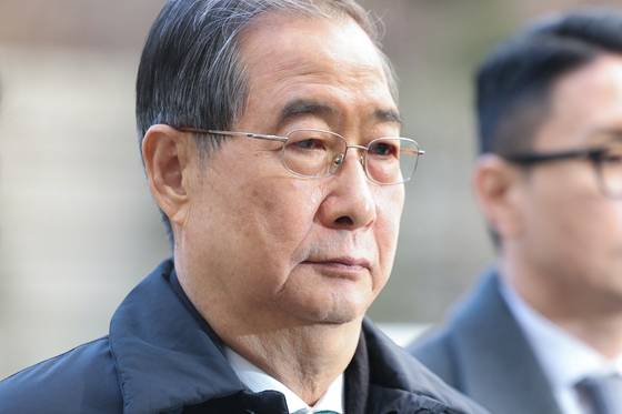 〈YONHAP PHOTO-4829〉 '내란 우두머리 방조 혐의' 한덕수 전 총리, 오늘 1심 선고   (서울=연합뉴스) 서대연 기자 = 내란 우두머리 방조 혐의를 받는 한덕수 전 국무총리가 21일 서울중앙지법에서 열린 1심 선고 공판에 출석하기 위해 법정으로 향하고 있다. 2026.1.21   dwise@yna.co.kr/2026-01-21 13:55:56/ 〈저작권자 ⓒ 1980-2026 ㈜연합뉴스. 무단 전재 재배포 금지, AI 학습 및 활용 금지〉