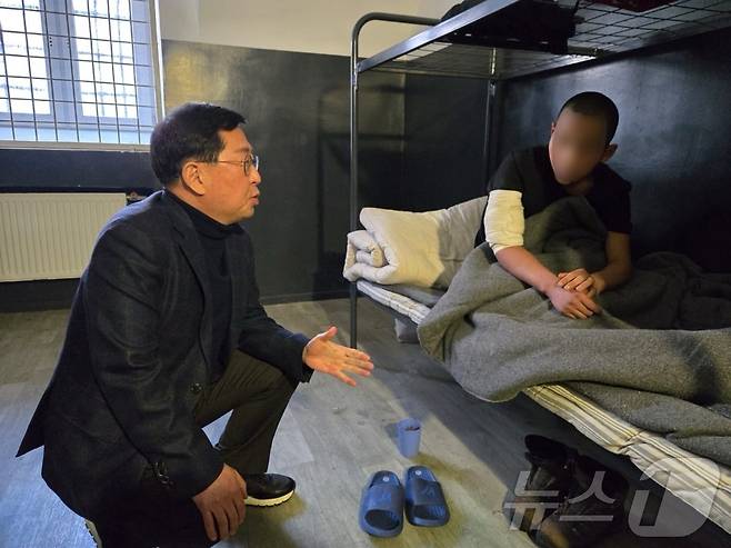 유용원 국민의힘 의원이 지난해 우크라이나를 찾아 북한군 포로 2명과 면담하는 사진. (유용원 의원실 제공, 재판매 및 DB 금지) 2025.3.4 ⓒ 뉴스1