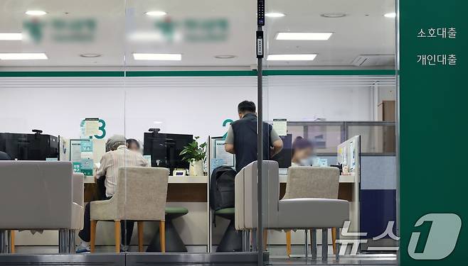 10일 보험업계에 따르면 지난해 11월 기준 전체 생명보험사의 방카슈랑스 수입보험료는 16조 5399억 원으로 전년 동기 대비 7.7% 증가했다. 같은 기간 GA(법인보험대리점) 채널의 수입보험료는 1조 7186억 원으로 18.3% 증가하였고, 보험사의 전속 설계사 수입보험료는 1조 4870억 원으로 4.7% 늘었다. 사진은 서울의 한 시중은행 대출창구의 모습. 2025.7.1 ⓒ 뉴스1 구윤성 기자