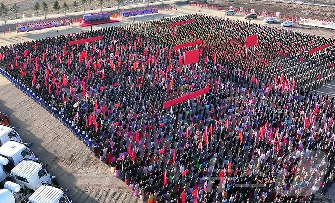 (평양 노동신문=뉴스1) = 북한 노동당 기관지 노동신문은 10일 "화평군과 평강군, 명간군, 삼수군에 경공업공장들과 병원, 종합봉사소를 동시에 일떠세우고 리원군에 현대적인 바닷가 양식사업소를 건설하게 된다"라며 건설 착공식이 전날 각각 진행됐다고 보도했다. [국내에서만 사용가능. 재배포 금지. DB 금지. For Use Only in the Republic of Korea. Redistribution Prohibited] rodongphoto@news1.kr