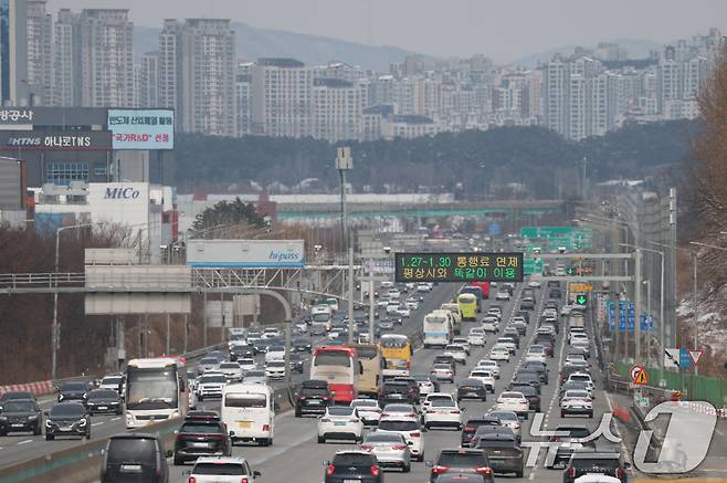 경기 오산시 경부고속도로 오산IC 인근 상하행선의 교통량이 많은 모습을 보이고 있다. (자료사진)  ⓒ 뉴스1 김영운 기자