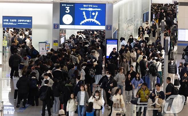 인천국제공항 1터미널 출국장이 이용객들로 붐비고 있다. (자료사진) ⓒ 뉴스1 이승배 기자