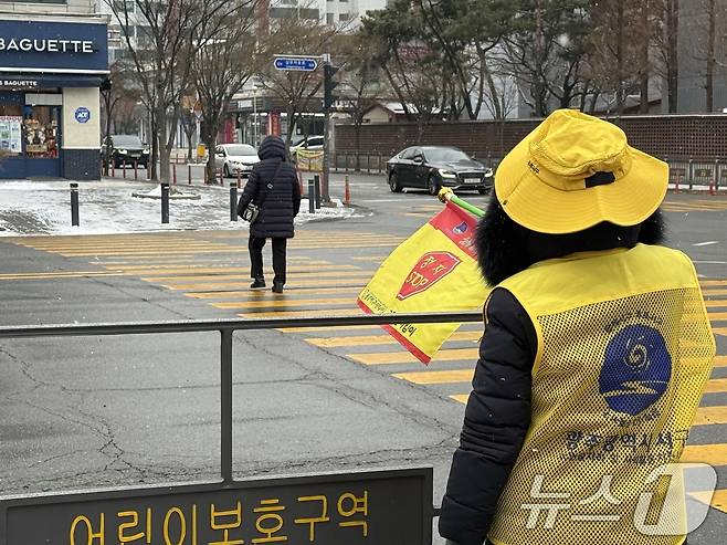 아침 최저기온이 -2도를 기록한 10일 오전 9시 광주 서구 치평동의 한 아파트 단지에서 노인 일자리 참여자 A 씨가 교통 안내를 하고 있다. 2026.2.10 ⓒ 뉴스1 이수민 기자