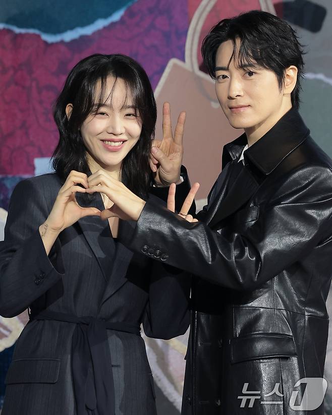 배우 신혜선과 이준혁(오른쪽)이 10일 서울 중구 앰배서더 서울풀만호텔에서 열린 넷플릭스 시리즈 '레이디 두아' 제작발표회에서 포즈를 취하고 있다. '레이디 두아'는 가짜일지라도 명품이 되고 싶었던 여자 ‘사라킴(신혜선 분)’과 그녀의 욕망을 추적하는 형사 ‘무경(이준혁 분)’의 이야기를 그린 미스터리 스릴러다. 2026.2.10 ⓒ 뉴스1 권현진 기자