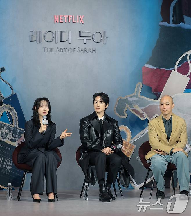 배우 신혜선(왼쪽)이 10일 서울 중구 앰배서더 서울풀만호텔에서 열린 넷플릭스 시리즈 '레이디 두아' 제작발표회에서 취재진 질문에 답하고 있다. '레이디 두아'는 가짜일지라도 명품이 되고 싶었던 여자 ‘사라킴(신혜선 분)’과 그녀의 욕망을 추적하는 형사 ‘무경(이준혁 분)’의 이야기를 그린 미스터리 스릴러다. 2026.2.10 ⓒ 뉴스1 권현진 기자