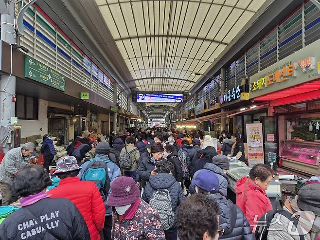 10일 울산 중구 태화시장이 시민들로 가득 찼다.2026.2.10/뉴스1ⓒ 뉴스1 박정현 기자