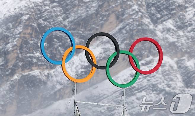 2026 밀라노·코르티나 동계올림픽 개막을 하루 앞둔 5일(현지시간) 이탈리아 코르티나담페초 컬링 올림픽 스타디움에 설치된 올림픽 오륜기 뒤로 설산이 장관을 이루고 있다. 2026.2.5 ⓒ 뉴스1 김성진 기자