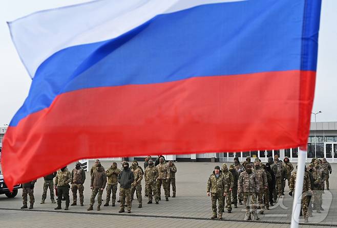 러시아 로스토프온돈 지역에서 러시아 군인들이 새 차량 및 장비 전달식에 참석하기 위해 줄지어 서있다. 2025.02.23 ⓒ 로이터=뉴스1