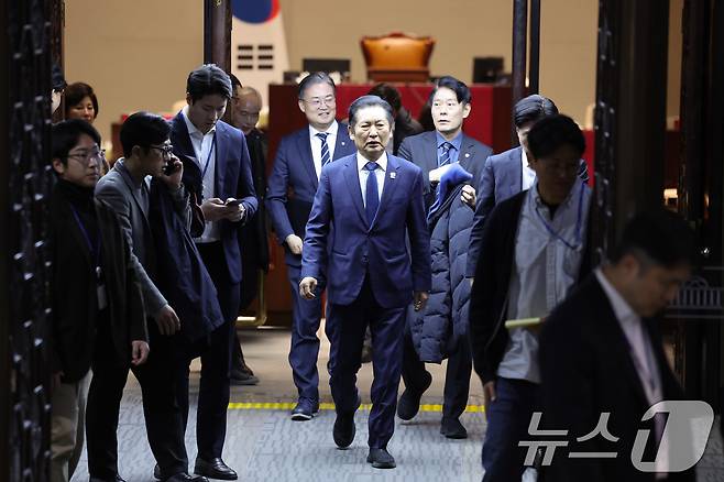 정청래 더불어민주당 대표가 10일 서울 여의도 국회에서 더불어민주당 비공개 의원총회를 마친 후 회의장을 나서고 있다. 2026.2.10 ⓒ 뉴스1 신웅수 기자