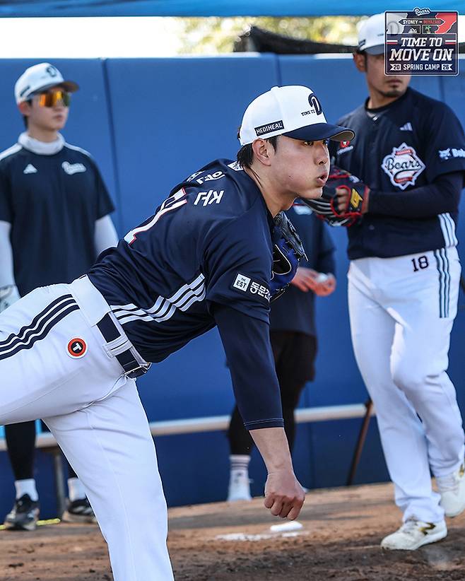 두산 최원준이 호주 시드니 블랙타운 야구장에서 진행된 스프링캠프서 불펜피칭에 임하고 있다. 사진 | 두산 베어스