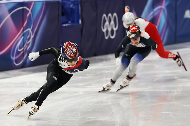김길리가 10일(현지시간) 이탈리아 밀라노 아이스스케이팅 아레나에서 열린 2026 밀라노ㆍ코르티나 동계올림픽 쇼트트랙 여자 500m 예선에서 역주하고 있다. 사진 | 연합뉴스