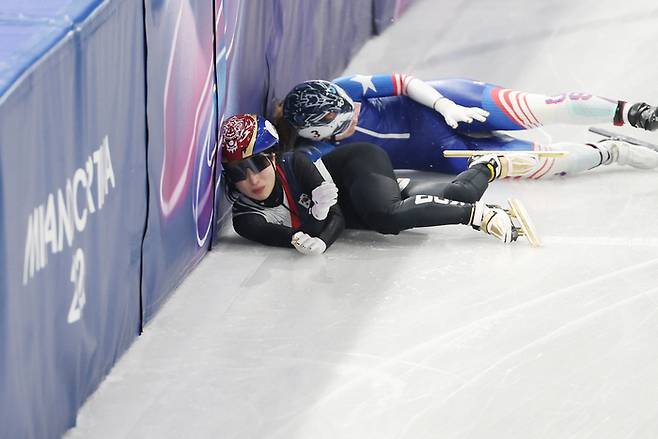 10일(현지시간) 이탈리아 밀라노 아이스스케이팅 아레나에서 열린 2026 밀라노ㆍ코르티나담페초 동계올림픽 쇼트트랙 혼성계주 준결승에서 한국 김길리가 넘어지며 펜스와 충돌하고 있다. 사진 | 밀라노=연합뉴스