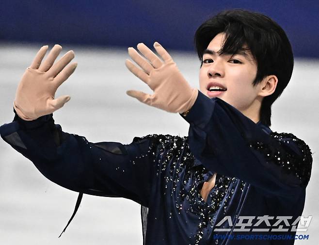 8일 이탈리아 밀라노 아이스스케이팅 아레나에서 열린 피겨 팀 이벤트 남자싱글. 연기를 마치고 인사하는 차준환. 밀라노(이탈리아)=송정헌 기자songs@sportschosun.com/2026.02.08/
