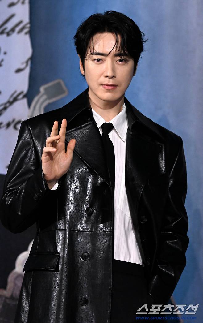 10일 앰버서더 풀만 서울에서 열린 넷플릭스 시리즈 '레이디 두아'의 제작보고회. 이준혁이 포토타임을 갖고 있다. 허상욱 기자wook@sportschosun.com/2026.02.10/