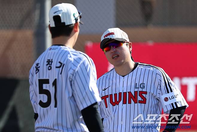 LG 트윈스 박동원이 애리조나 스프링캠프 중 홍창기와 얘기를 나누고 있다. 사진제공=LG 트윈스
