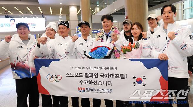 2026 제25회 이탈리아 밀라노 코르티나담페초 동계올림픽에서 은메달을 획득한 스노보드 국가대표 김상겸이 10일 인천국제공항을 통해 귀국했다. 김상겸(가운뎨), 이상호, 조완희, 정해림 등 코칭스태프가 포즈를 취하고 있다. 인천공항=박재만 기자 pjm@sportschosun.com/2026.02.10/