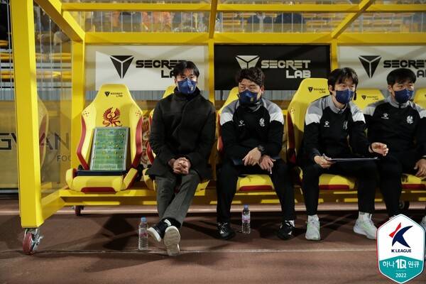 이정효 감독(왼쪽 첫 번째)과 나란히 앉아 있는 광주 수석코치 시절 이정규 감독(왼쪽 두 번째). ⓒ프로축구연맹