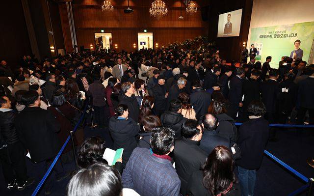 6·3 지방선거를 앞두고 정치권 출판기념회가 '풍년'을 맞았다. 사진은 지난 2일 정원오 성동구청장 출판기념회 '매우만족, 정원오입니다'에서 참석자들이 정 구청장과 기념촬영을 하기 위해 길게 줄 서 있는 모습. /뉴시스