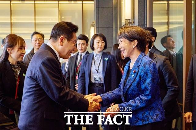 이재명 대통령이 지난달 13일(현지시간) 한일 정상회담이 열리는 일본 나라현 회담장에 도착해 영접 나온 다카이치 사나에 총리와 악수를 하고 있다. /뉴시스