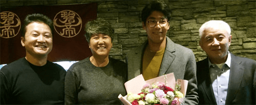 주원홍 회장이 2018년 호주오픈 4강에 오른 정현을 격려하고 있다. 윤용일, 김일순 감독도 자리를 함께 했다. 테니스코리아 제공