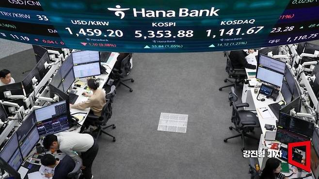 코스피 지수가 전 거래일 대비 52.17포인트 상승한 5350.21에 개장한 10일 서울 중구 하나은행 딜링룸에서 딜러들이 업무를 보고 있다. 이날 코스닥 지수는 전 거래일 대비 4.69포인트 상승한 1132.24에 거래를 시작했고, 원달러 환율은 전 거래일 대비 1.3원 내린 1459원에 거래를 시작했다. 2026.2.10 강진형 기자