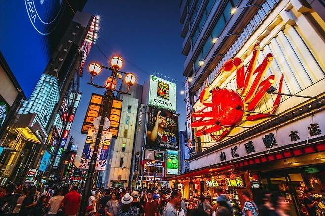 오사카 도톤보리에 몰린 여행객들.