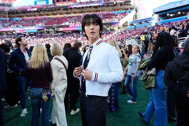 8일 미국 캘리포니아주 샌타클래라 리바이스 스타디움에서 열린 미국 프로풋볼(NFL) 제60회 슈퍼볼에 등장한 세븐틴 조슈아. /뉴시스