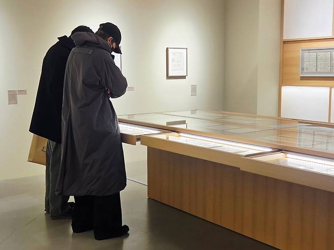 ‘쓰다, 이중섭’ 전시장을 방문한 RM(오른쪽)이 이중섭이 남긴 편지화를 꼼꼼하게 들여다보고 있다. /허윤희 기자