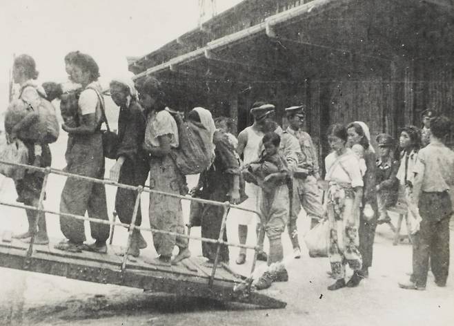 1946년 8월 부산항에서 본국으로 향하는 배에 오르고 있는 일본인 거주민들 /일본 평화기념전시자료관