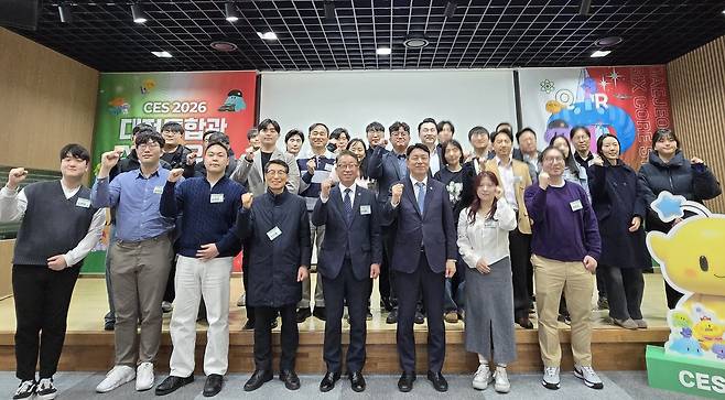 대전시와 대전창조경제혁신센터가 10일 대전스타트업파크본부에서 'CES 2026 대전통합관 참가기업 성과공유회'를 개최한 가운데 참석자들이 기념사진을 찍고 있다. 이성현 기자