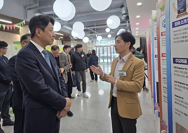 최성아 정무경제과학부시장이 10일 대전스타트업파크본부에서 열린 'CES 2026 대전통합관 참가기업 성과공유회에서 권일봉 ㈜딥센트 대표의 설명을 듣고 있다. 이성현 기자