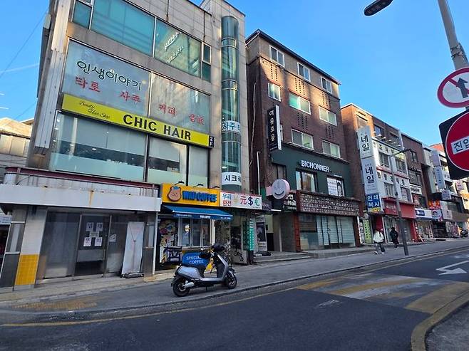 서대문구 이대역의 한 상가 앞에 임대 안내문이 붙어 있다.ⓒ임유정 기자