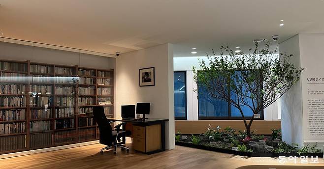 서울대 중앙도서관에 마련된 ‘박완서 아카이브’에 고 박완서 작가의 서재와 마당 정원이 재현돼 있다. 작가의 책장엔 시집이 두 줄 넘게 자리를 차지했고 괴테, 톨스토이 등의 문학 작품과 각종 비평서가 빼곡히 꽂혔다. 
김소민 기자 somin@donga.com