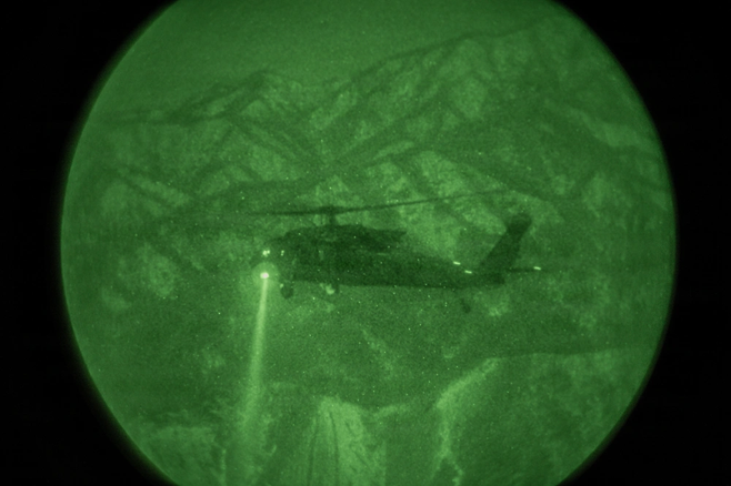 미 육군 최정예 특수부대인 ‘그린베레’ 대원과 한국 특수전사령부 대원들이 2일 밤 국내 모처에서 한미연합사단 소속 블랙호크 헬기를 타고 야간 연합 공중 강습훈련을 하고 있다. 출처 미 국방부 SNS