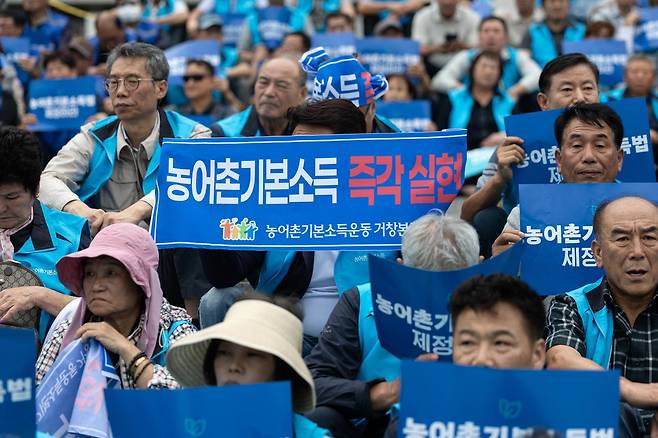 지난해 9월 12일 서울 여의도 국회에서 열린 ‘농어촌기본소득 입법 촉구 500인 기자회견’에서 참가자들이 농어촌 기본소득법 제정을 촉구하고 있다. ⓒ 뉴스1