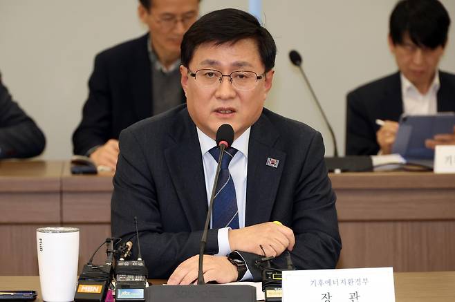 김성환 기후에너지환경부 장관이 지난 9일 세종시 정부세종청사에서 열린 출입기자 간담회에서 최근 현안을 설명하고 있다. 2026.02.10. 세종=뉴시스